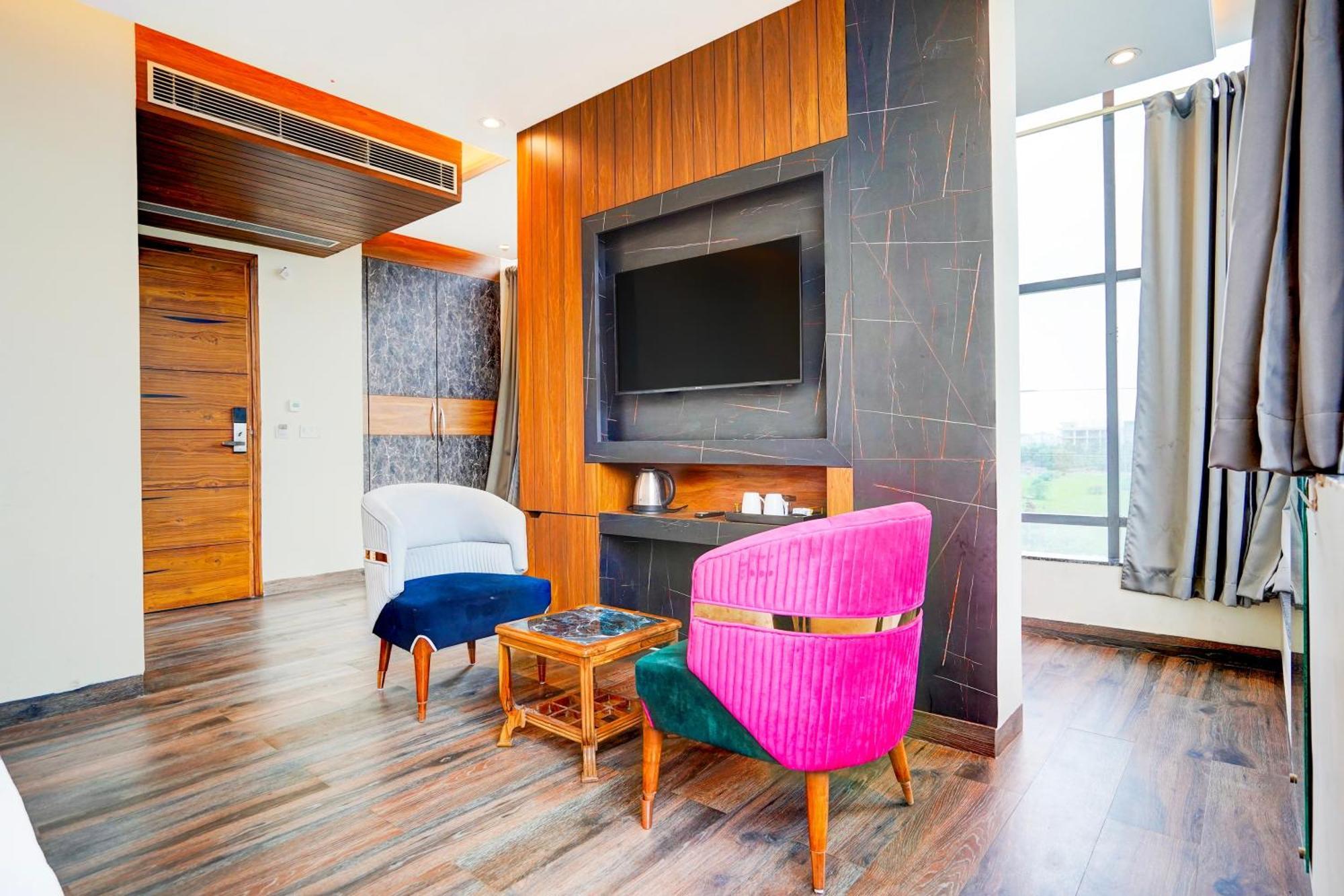 S R Plaza At Delhi Airport Hotel Ню Делхи Екстериор снимка